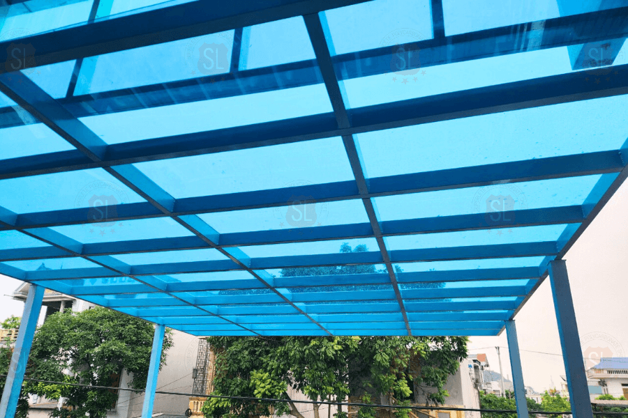 Thi công Mái che lấy sáng Bình Dương: Giải pháp hoàn hảo cho mọi công trình 3 Mái che bằng tấm nhựa polycarbonate